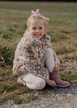 3,Isla Devery Monarch 25  profile image