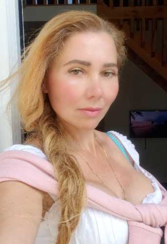 01,Ana Kuzovleva Monarch profile image